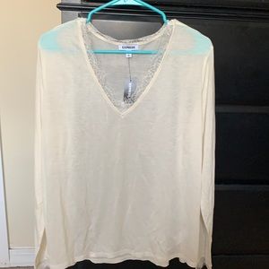 White long sleeve vneck tee